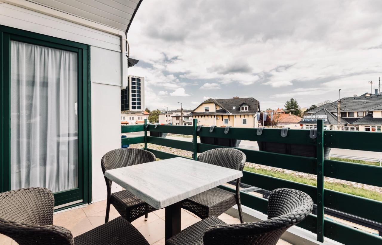 Monarchia Apartman Grand Mosonmagyarovar Bagian luar foto