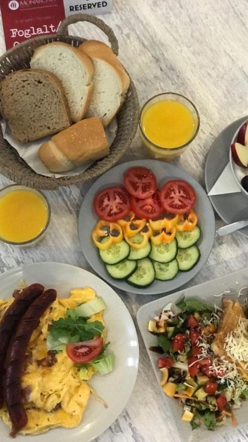 Monarchia Apartman Grand Mosonmagyarovar Bagian luar foto